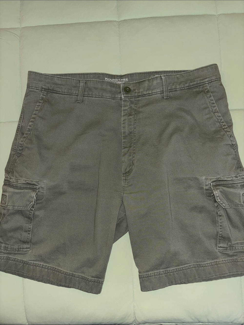 Roundtree & Yorke Men's Gray Cargo Shorts with Side Pockets